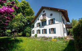 Landhauswohnung mit wildromantischem Garten
